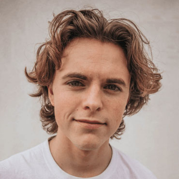Porträt eines Talents mit Name und Berufsbezeichnung
          )}