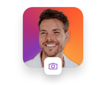 Ein Profilbild eines lächelnden Mannes mit farbigem Hintergrund, das für die kostenlose Profilerstellung auf der Plattform steht.